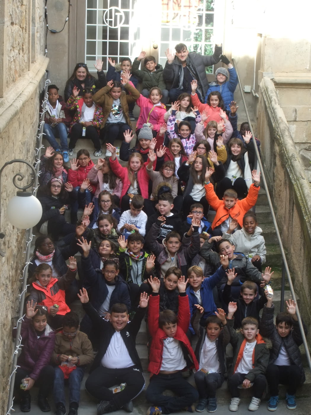 Els alumnes de 4rt de l'Escola Àngel Guimerà ens han cantat nadales!